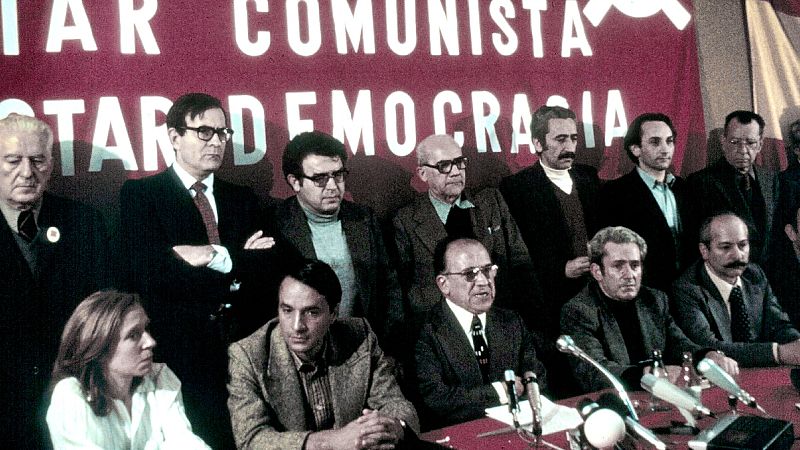Rueda de prensa presidida por el secretario general del Partido Comunista, Santiago Carrillo, tras la legalización del partido el 9 de abril de 1977.