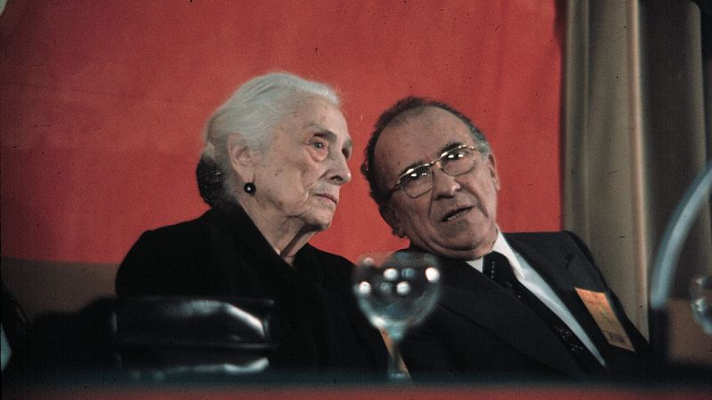 Dolores Ibárruri y Santiago Carrillo conversan durante el IX Congreso del PCE, en abril de 1978.