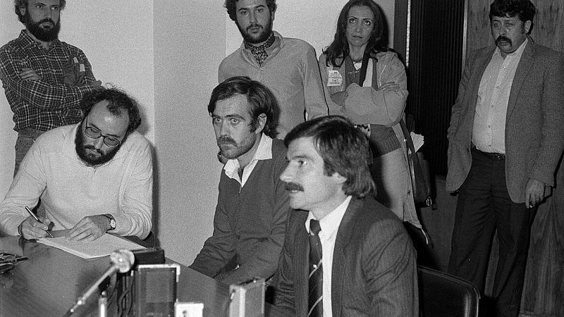 Gerardo Iglesias ofrece su primera rueda de prensa tras ser elegido secretario general del PCE, en noviembre de 1982.