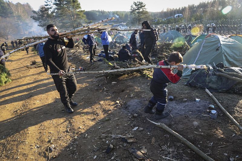Miles de migrantes se concentran en Bielorrusia, junto a la valla de la frontera con Polonia. Efe/Epa