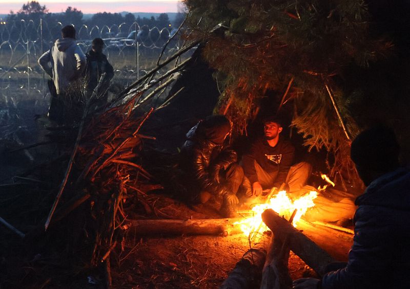 Quienes permanecen en la frontera han improvisado cabañas y hogueras con la vegetación de los bosques circundantes. En esta región de Bielorrusia, Grodno, las temperaturas pueden bajar de cero grados la próxima semana. Ramil NASIBULIN / BELTA / AFP