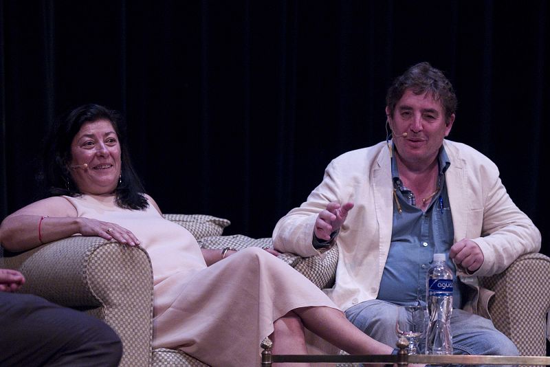 Luis García Montero y Almudena Grandes hablan durante un conversatorio literario en el Teatro Manuel Bonilla de la ciudad de Tegucigalpa, Honduras (26/05/2016)