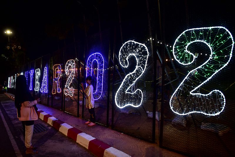Los tailandeses se toman fotos delante del letrero que da la bienvenida al 2022