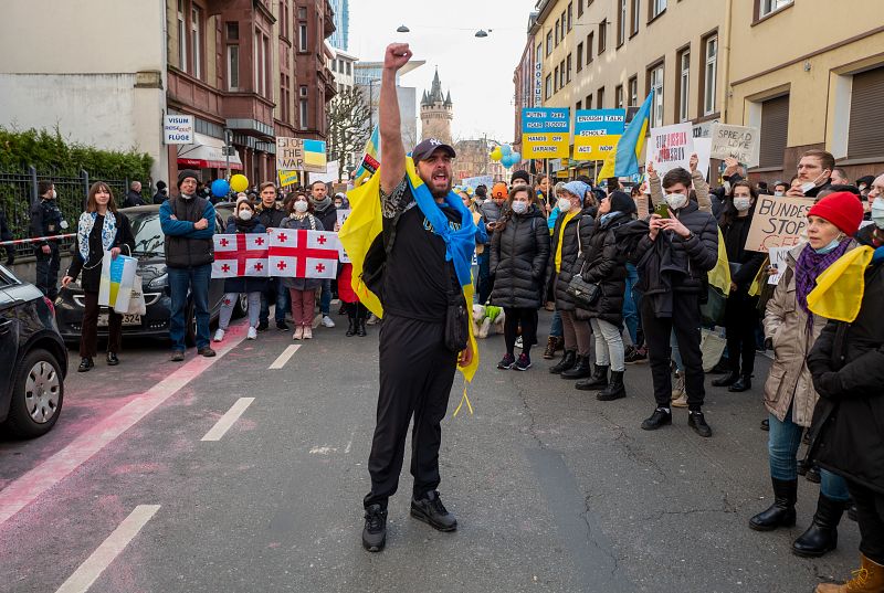 Manifestación delante del consulado de Rusia en Fráncfort, Alemania, en contra de la invasión rusa de Ucrania