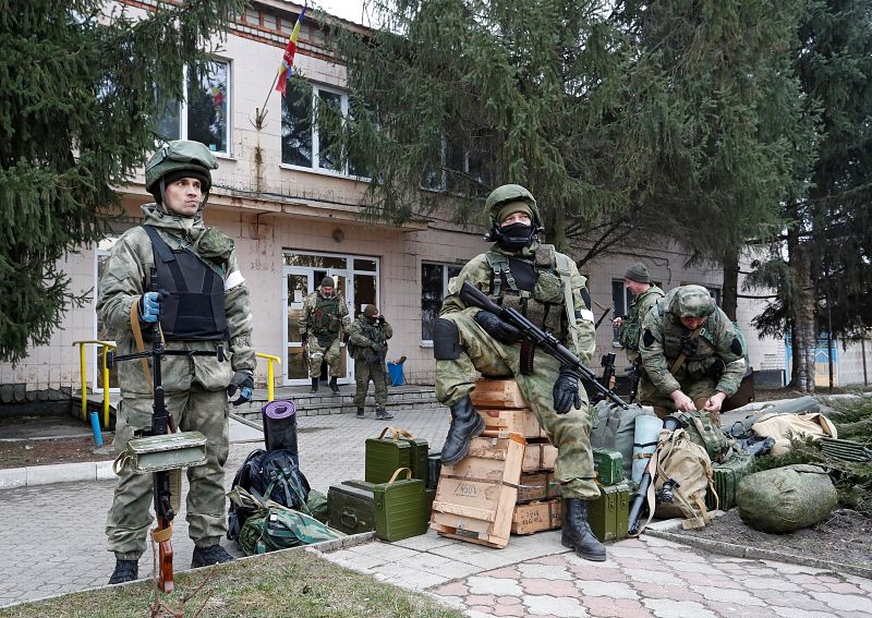 Integrantes de la milicia prorrusa de Lugansk en Stanitsia Luganska