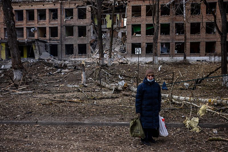 Una mujer se para frente a un edificio destruido después de un ataque con misiles rusos en la ciudad de Vasylkiv, cerca de Kiev