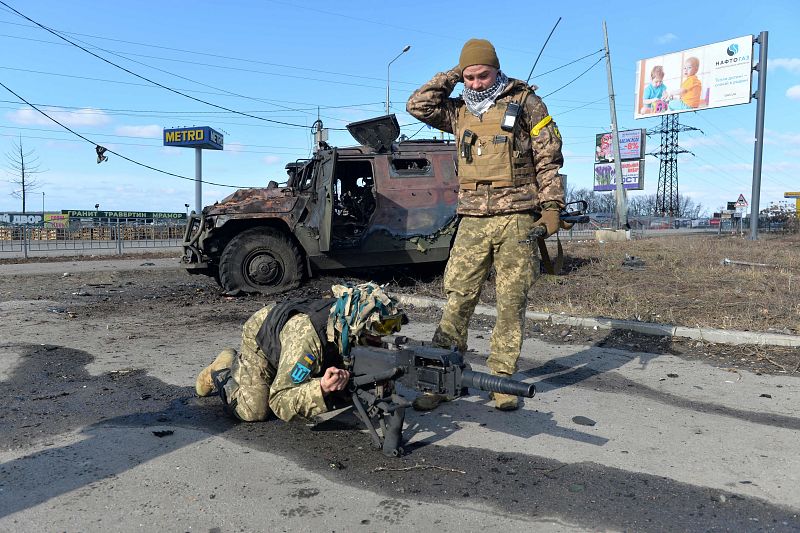 Los combatientes de Defensa Territorial de Ucrania prueban el lanzagranadas automático tomado de un vehículo de movilidad de infantería rusa destruido después de la batalla en Kharkiv