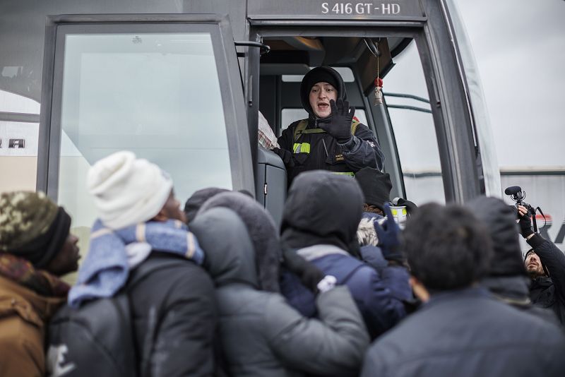 Ucranianos cruzan la frontera con Polonia