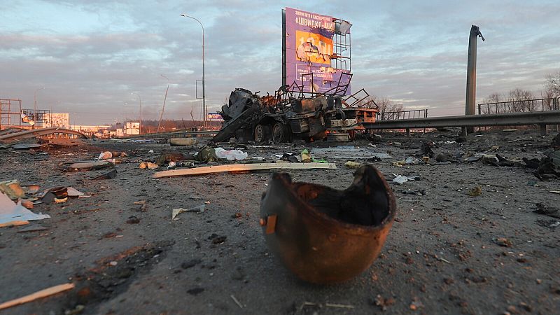 Maquinaria rusa destruida como consecuencia de los combates cerca de Kiev. EFE/EPA/ALISA YAKUBOVYCH