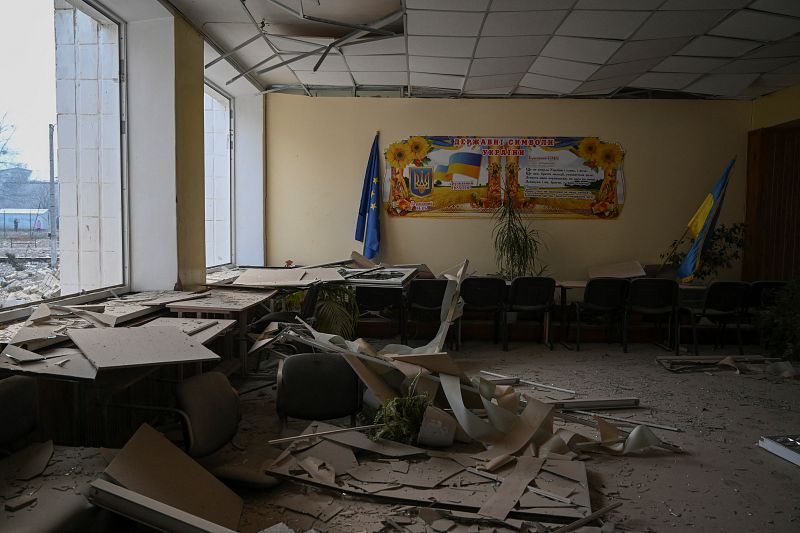 Interior de la escuela destruida por las bombas en Zhitómir