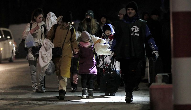 Los refugiados ucranianos cruzan la frontera con Rumanía y llegan a Siret