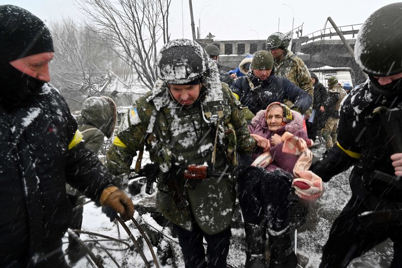 Evacuación de Irpin durante el alto el fuego