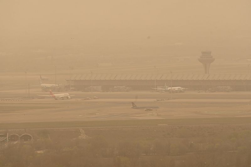 El aeropuerto Adolfo Suárez-Madrid Barajas de la capital cubierto por la calima
