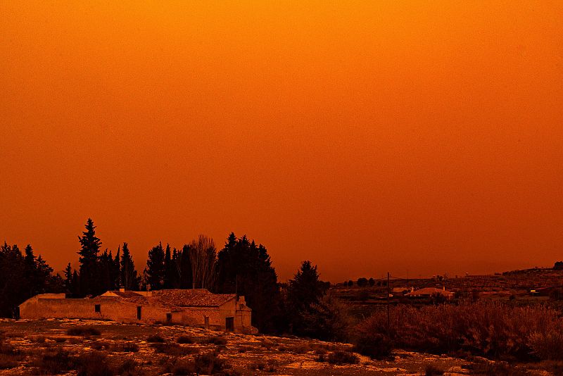 El cielo de Murcia con tonos rojizos debido a la intensa calima