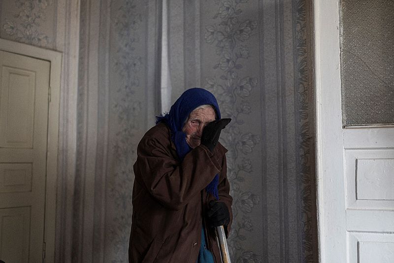 Anna Yevdokinova visita su casa dañada por la guerra, mientras continúa el ataque de Rusia a Ucrania, en la aldea de Krasylivka a las afueras de Kiev