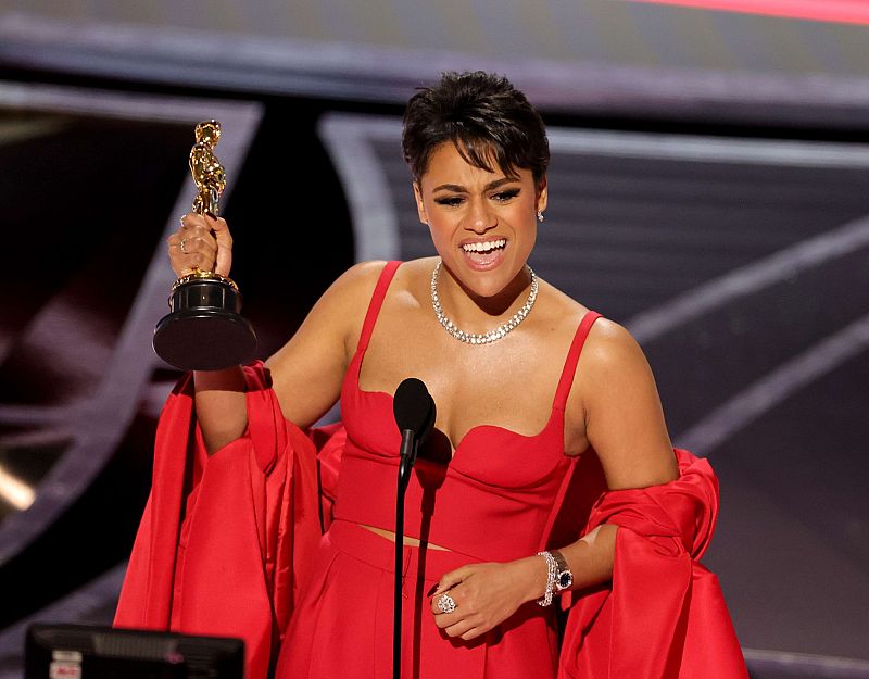 La hispana Ariana DeBose consigue alzarse con el Oscar en la categoría de mejor actriz de reparto gracias a su papel de Anita en "West Side Story"