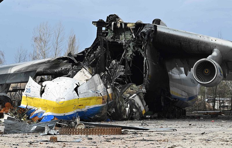 Un avión destruido en el aeropuerto de Hostomel