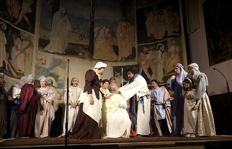 El municipio riojano de Villoslada de Cameros acoge, tras un parón de dos años por la pandemia, una doble representación de la pasión de Cristo tal y como aparece en las escenas reflejadas en la sarga de esta localidad