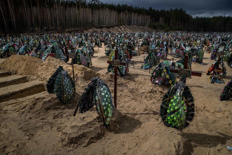 Tumbas y coronas de flores en el cementerio de Irpin, región de Kiev