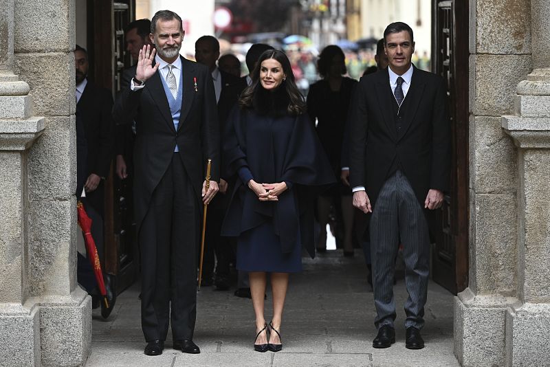 Los reyes y el presidente del Gobierno llegan a la entrega del Premio Cervantes