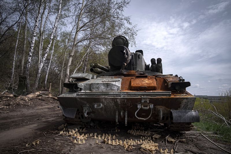 Un tanque destruido sobre una carretera en la localidad de Dergachi
