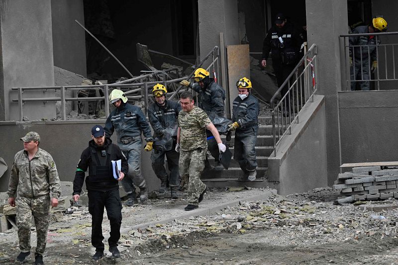Los equipos de rescate ucranianos sacan un cuerpo de un edificio dañado tras los ataques rusos en Kiev.