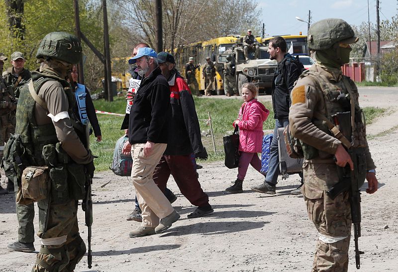 Los civiles, evacuados de los alrededores de Azovstal, caminan hacia un centro de alojamiento temporal en el pueblo de Bezimenne en la región de Donetsk.