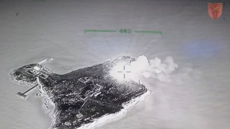 Imagen tomada de un dron de un incendio en la isla de Zmiinyi, Ucrania.