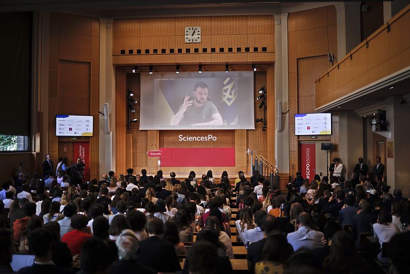 Zelensky comparece en el Science Po, en París