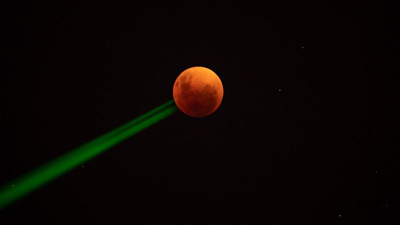 La "luna de sangre", vista desde la capital de Chile.
