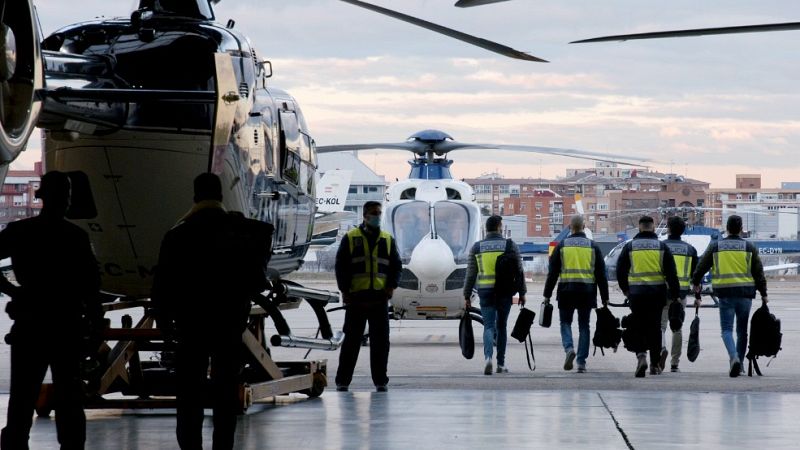 Una patrulla de la Policía Nacional se dirige hacia un helicóptero, depués de recibir una alarma de posible atentado yihadista. 