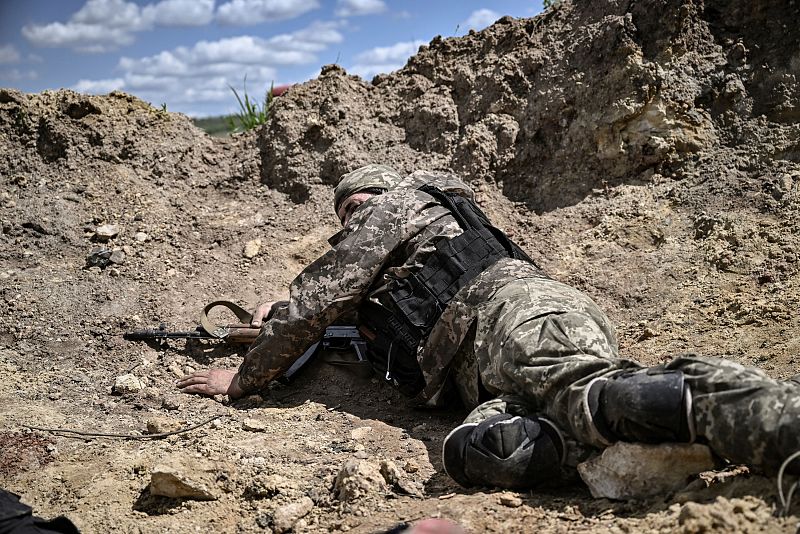 Un militar ucraniano se pone a cubierto durante un bombardeo a las afueras de la ciudad de Lisychansk, Lugansk.