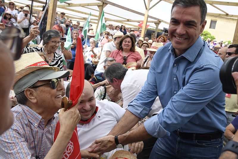 Pedro Sánchez se da un baño de masas en Cuevas de Almanzora (Almería)