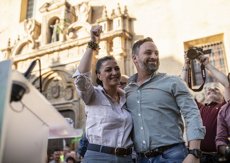 Santiago Abascal y Macarena Olona hacen campaña en Córdoba