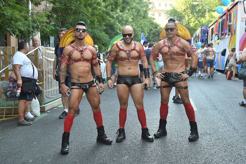 Varias personas posan antes de la manifestación en Madrid