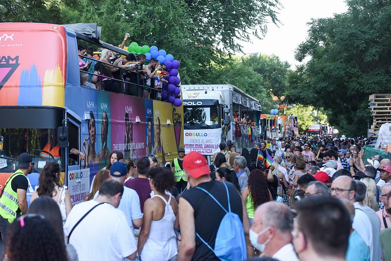 Varias carrozas circulan en la manifestación por el Orgullo LGTBIQ+ en Madrid