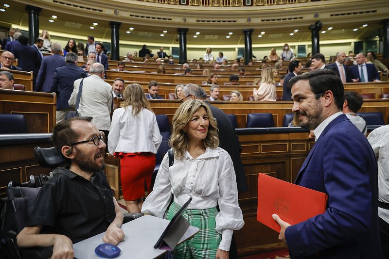 Los ministros de Trabajo y Consumo, Yolanda Díaz y Alberto Garzón, conversan con el portavoz de Unidas Podemos, Pablo Echenique, antes del debate