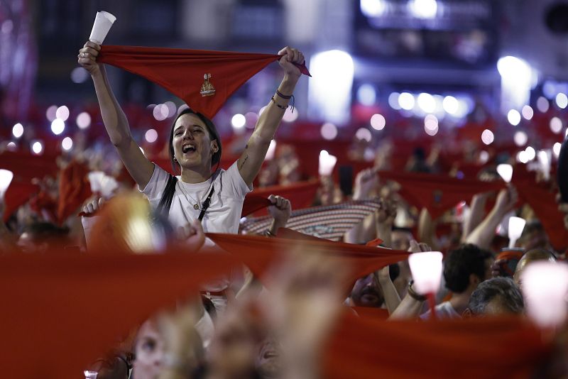 Pamplona ha despedido esta medianoche, en el mismo lugar en el que empezaron, los Sanfermines más esperados por sus vecinos después de que la pandemia impidiera celebrarlos en 2020 y 2021.