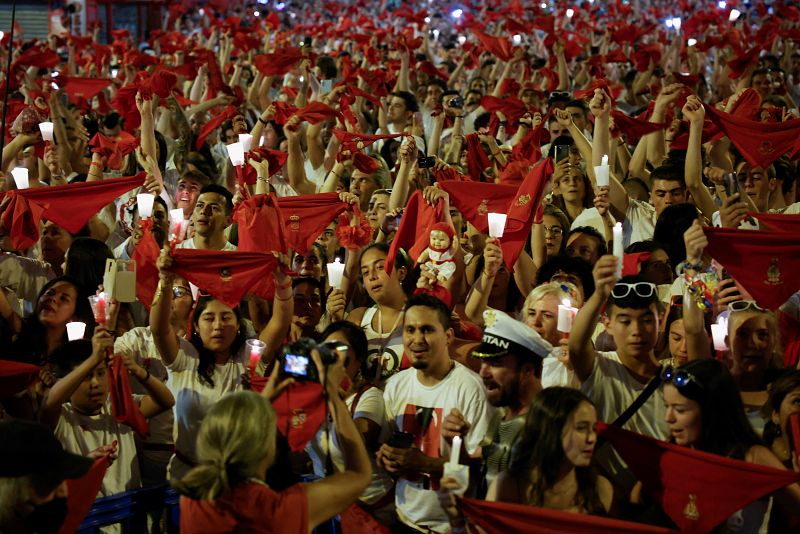 Los pamploneses despiden las fiestas de San Fermín entonando el 'Pobre de mí' tres años después de la última vez, en 2019.