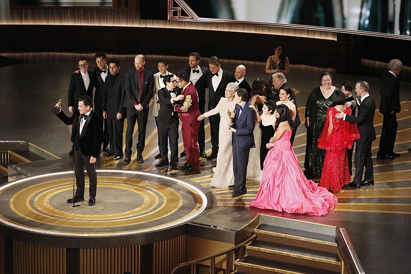 El productor Jonathan Wang junto con el reparto y el equipo de 'Todo a la vez en todas partes' recoge el premio a mejor película.