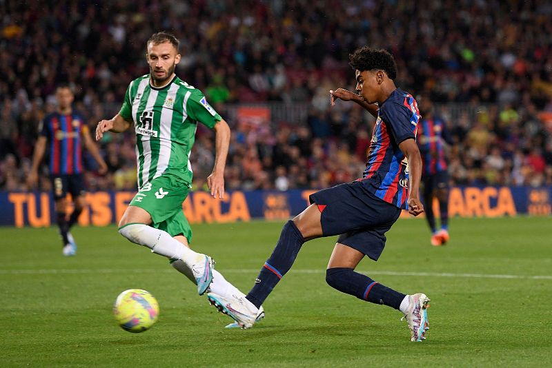 Lamine Yamal dispara nada más salir en el partido Barça - Betis