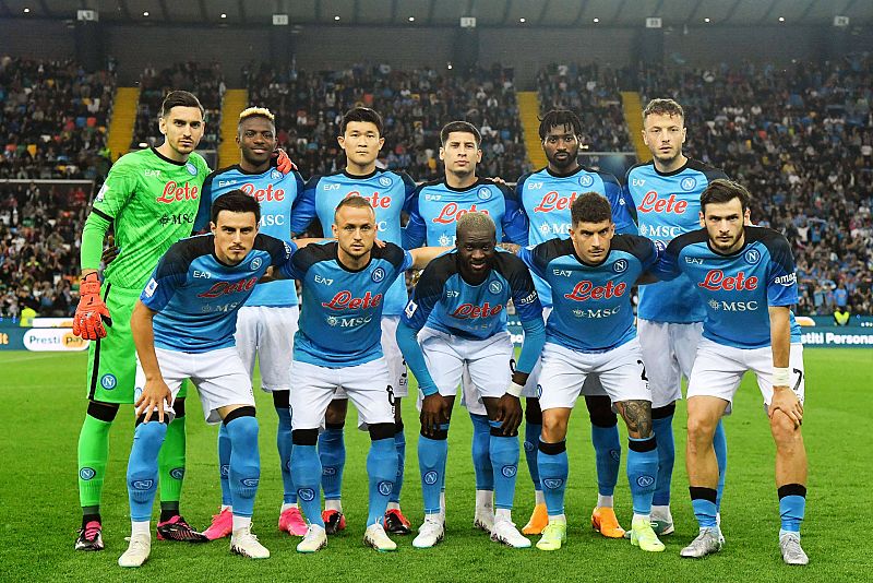 La alineación del Nápoles en el partido ante el Udinese. De izquierda a derecha, abajo: Eljif Elmas, Stanislav Lobotka, Tanguy Ndombele, Giovanni Di Lorenzo y Khvicha Kvaratskhelia; y de pie Alex Meret, Victor Osimhen, Min-jae Kim, Mathias Olivera,
