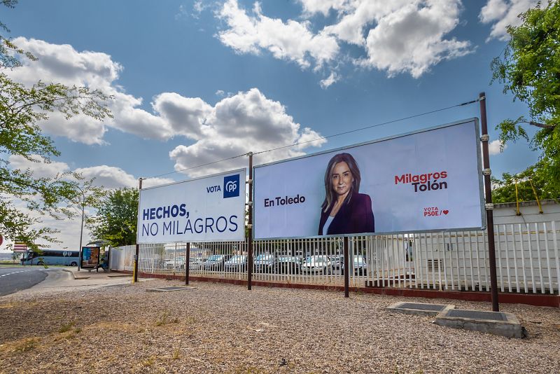 Curiosa combinación de carteles en Toledo