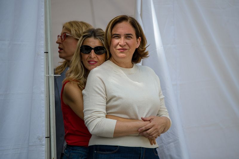 Díaz abraza a Colau