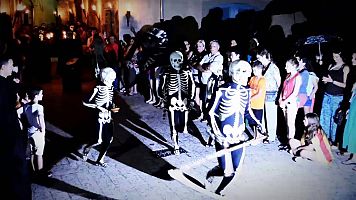 Els esquelets recorren els carrers de Verges, al Baix Empord, cada Dijous Sant.