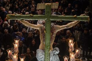 La Semana Santa de vila vive su Va Crucis ms fugaz en el interior de la Catedral