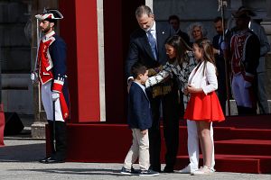 Los reyes Felipe y Letizia reciben de manos de los nios Daniela y Mauro la bandera de la Polica Nacional