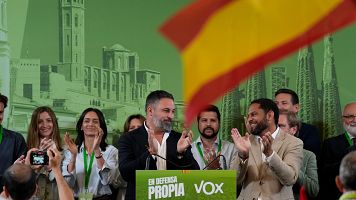 El presidente de Vox, Santiago Abascal (c) y el candidato de la formacin a la presidencia de la Generalitat, Ignacio Garriga (d)