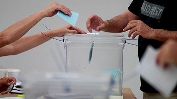 Elecciones europeas 2019: un hombre introduce su papeleta en una urna de un colegio de Algeciras (Cdiz)