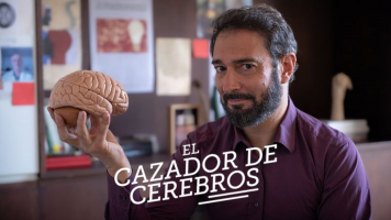 COM Cazador de cerebros Portada